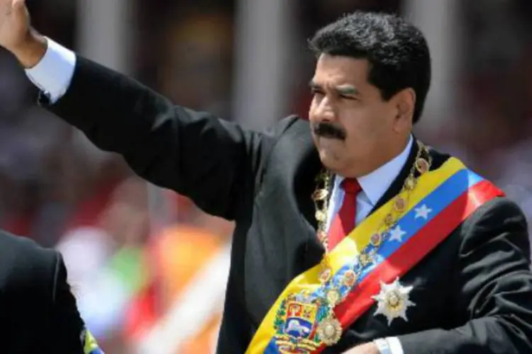 O presidente da Venezuela, Nicolás Maduro, acena para apoiadores: em fevereiro, Maduro expulsou diplomatas americanos e criticou duramente o presidente Barack Obama (AFP)