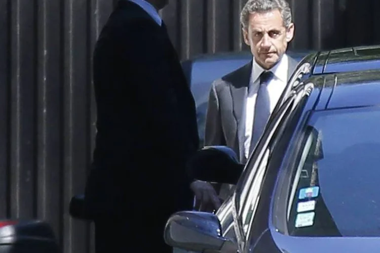 O ex-presidente francês Nicolas Sarkozy deixa sua residência nesta quarta-feira, em Paris (Gonzalo Fuentes/Reuters)