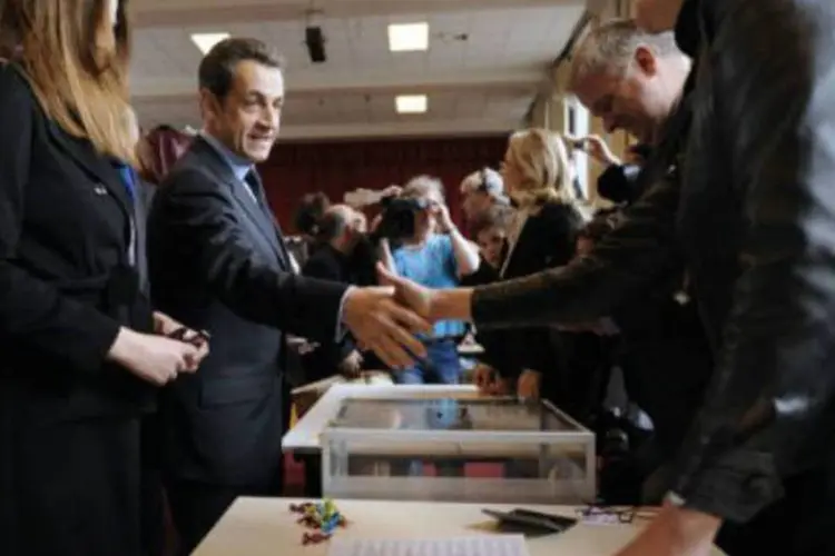 Sarkozy cumprimenta mesários depois de votar em Paris (Eric Feferberg/ AFP)