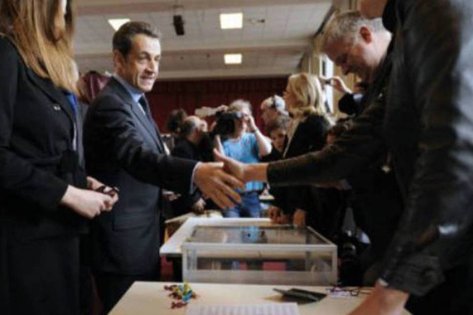 Sarkozy e Hollande votam no 1º turno da eleição francesa