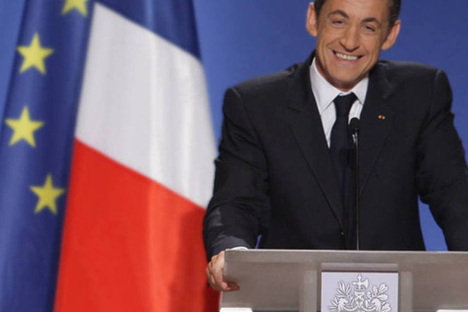 Sarkozy reabre conta no Twitter e convoca franceses
