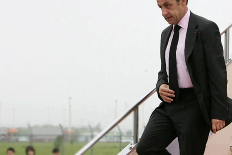 O presidente da França, Nicolas Sarkozy, acompanhando pelo presidente da CRIF, grupo de que representa as organizações judaicas, estão indo para o local do crime (Getty Images)
