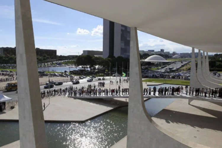 
	Pal&aacute;cio do Planalto: &agrave;s 13h32, Dilma ligou a Lula para avis&aacute;-lo que um funcion&aacute;rio estava levando at&eacute; ele o documento com o termo de posse
 (Reuters/Paulo Whitaker)