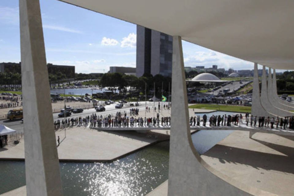 Lula assinou termo antes por possível ausência, diz Planalto