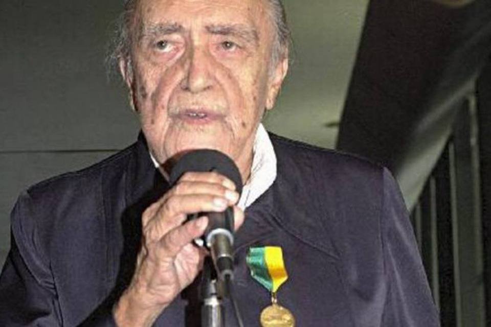 Niemeyer volta a ser internado no Rio