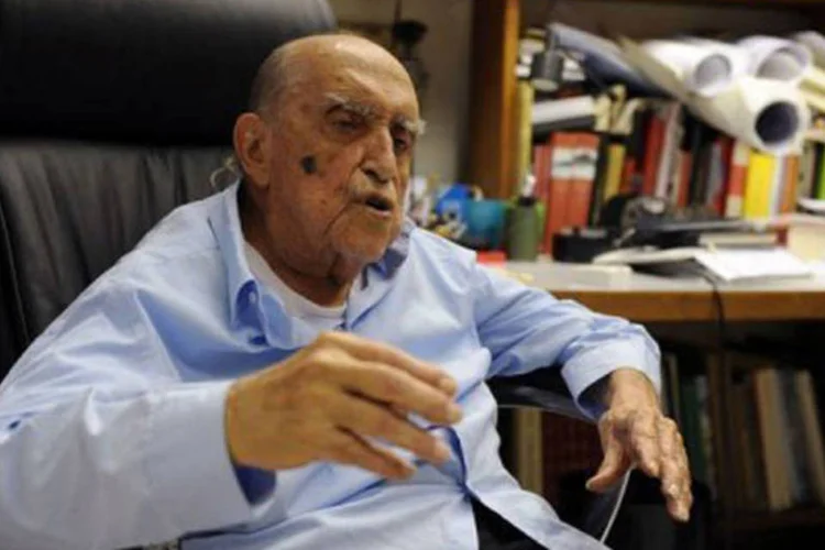 
	O arquiteto brasileiro Oscar Niemeyer:&nbsp;&quot;Mais do que um arquiteto, Niemeyer foi um poeta que nos emocionava com suas obras&rdquo;, afirmou a embaixadora brasileira nas Na&ccedil;&otilde;es Unidas, Maria Luiza Ribeiro Viotti.
 (Vanderlei Almeida)