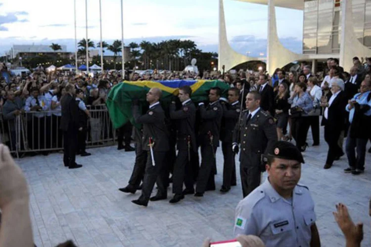 
	Militares carregam o caix&atilde;o com o corpo de Oscar Niemeyer ap&oacute;s o funeral em Bras&iacute;lia: nesta manh&atilde;, o p&uacute;blico poder&aacute; se despedir do arquiteto no Pal&aacute;cio da Cidade, em Botafogo
 (Pedro Ladeira/AFP)
