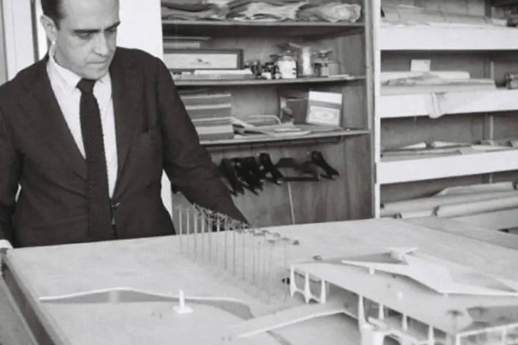 Oscar Niemeyer com a maquete para a construção de Brasília no fim da década de 1950 (AFP/AFP Photo)