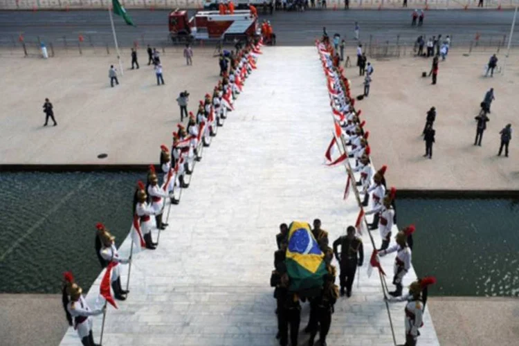 O corpo do arquiteto Oscar Niemeyer chegando ao Palácio do Planalto, onde será velado até a noite de hoje (Fabio Rodrigues Pozzebom/ABr)