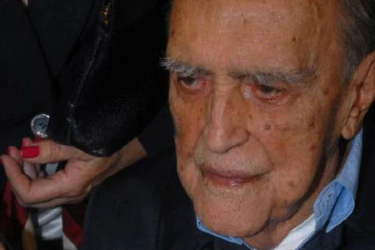 Oscar Niemeyer, em dezembro de 2008: o corpo do arquiteto deixou o Hospital Samaritano às 12h desta quinta-feira com destino ao Aeroporto Santos Dumont (Valter Campanato/ABr)
