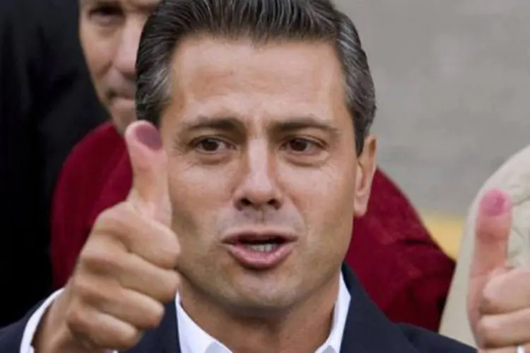 Peña Nieto, virtual novo presidente do México: Obama reiterou a Peña Nieto seu "compromisso de trabalhar em associação com o México"  (Mario Vazquez/AFP)
