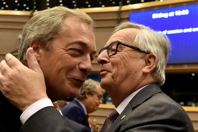 Nigel Farage e Jean Claude Juncker: líder eurocético e presidente da Comissão Europeia se cumprimentam antes do início da reunião (Reuters)