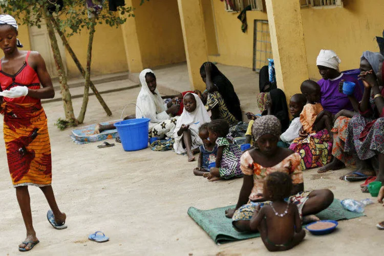 
	Mulheres e crian&ccedil;as resgatadas na Nig&eacute;ria: Trata-se do dia mais sangrento de ataques do grupo extremista desde que o presidente Muhamadu Buhari assumiu o poder em maio
 (REUTERS/Afolabi Sotunde)