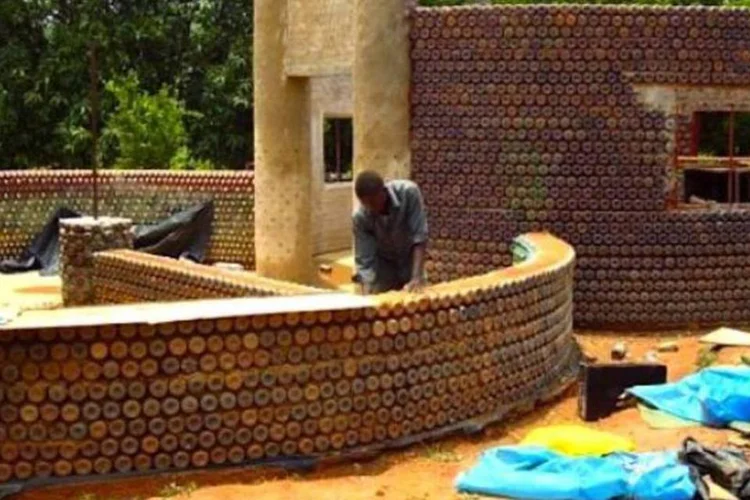 A primeira casa começou a ser construída em junho e possui 58 metros quadrados, divididos em dois quartos (Divulgação)