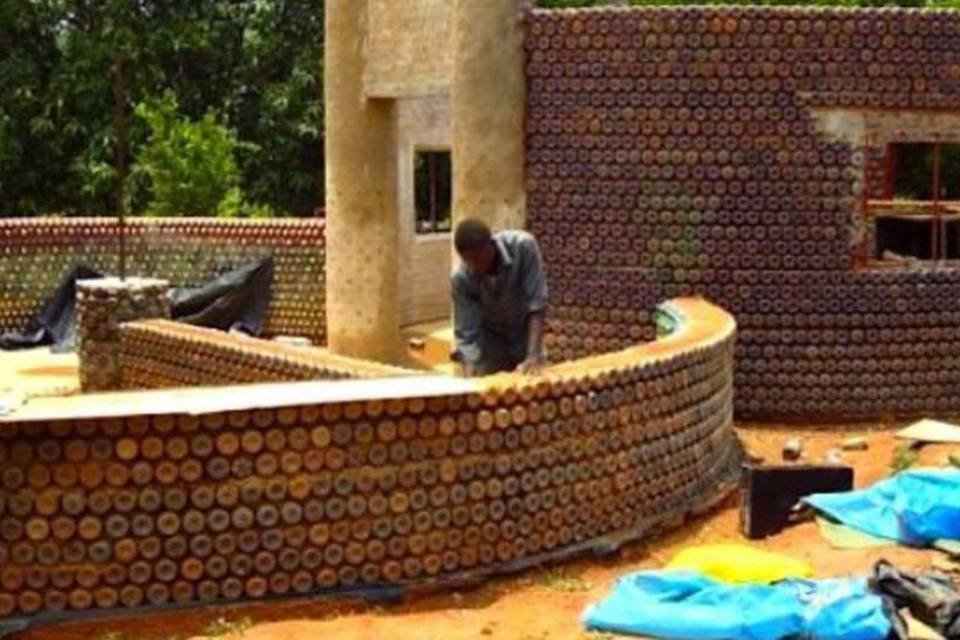 ONG constrói casa de garrafas plásticas na África