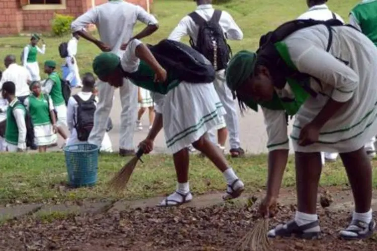 Estudantes de escola secundária da Nigéria participam de limpeza coletiva contra o ebola (AFP)