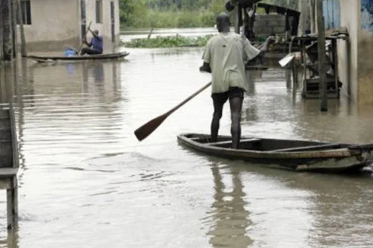 
	Homens em barcos em Lagos, na Nig&eacute;ria: al&eacute;m da inunda&ccedil;&atilde;o, os moradores tamb&eacute;m sofrem com ataques de serpentes, crocodilos e, at&eacute; mesmo, hipop&oacute;tamos
 (Pius Utomi Ekpei/AFP)