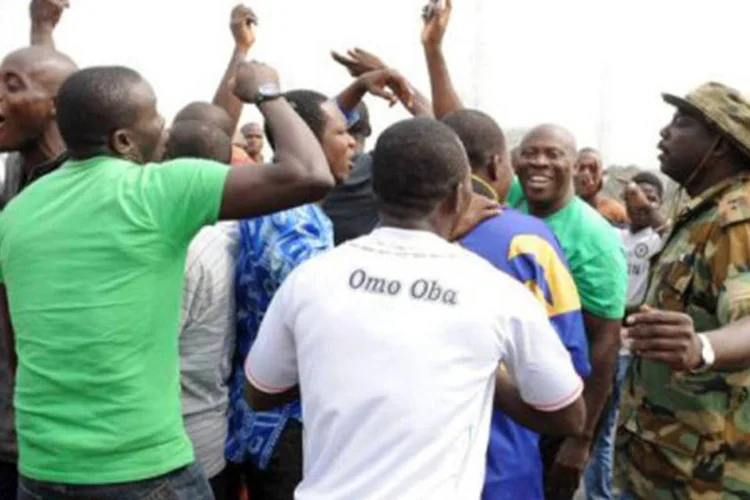 Apesar da suspensão dos protestos, o Exército deslocou nesta segunda tropas e tanques na capital econômica nigeriana, Lagos, e dispersou os manifestantes
 (Pius Utomi Ekpei/AFP)