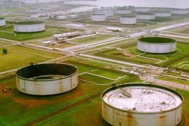 
	Campo petrol&iacute;fero na Nig&eacute;ria: &nbsp;volume quase dobraria a capacidade de refino do pa&iacute;s, atualmente em 445 mil barris por dia em quatro refinarias.
 (Getty Images)