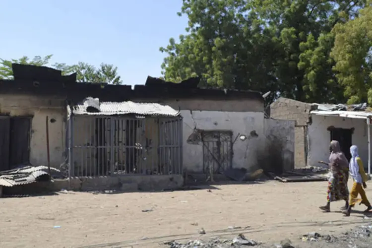 Local destruído em ataque na Nigéria: mais de 200 pessoas foram mortas em dois ataques na semana passada, quando militantes arrasaram uma vila inteira e atiraram nos moradores em pânico que tentavam fugir (Reuters)