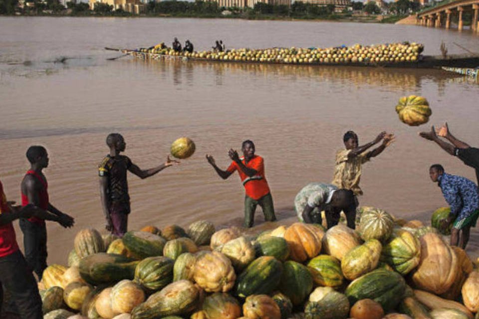 
	Homens trabalhando &agrave; beira do Rio Niamey, na Nig&eacute;ria, a maior economia da &Aacute;frica
 (REUTERS/Joe Penney)