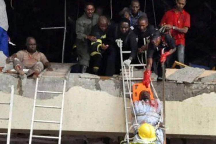 Agentes resgatam feridos após explosão em Abuja (Henry Chukwuedo/AFP)