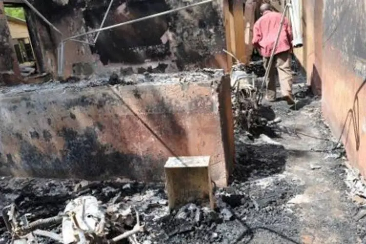 Um policial inspeciona, no dia 28 de julho de 2009, os destroços de uma estação da polícia de Potiskum, na Nigéria, após um atentato (Afp.com / Pius Utomi Ekpei)