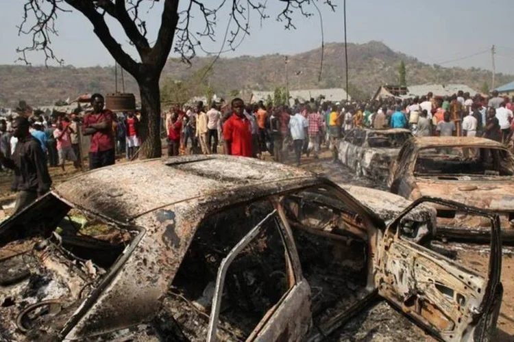 
	Carros destru&iacute;dos ap&oacute;s ataque no dia 25 de dezembro de 2012 em Abuja:&nbsp;Nig&eacute;ria est&aacute; dividida entre o norte predominantemente mu&ccedil;ulmano e o sul predominantemente crist&atilde;o
 (AFP/ Sunday Aghaeze)