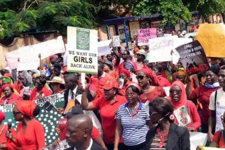 Nigerianos manifestam para exigir libertação de jovens sequestradas: "por Alá que as venderei no mercado", disse Abubakar Shekau (Pius Utomi Ekpei/AFP)