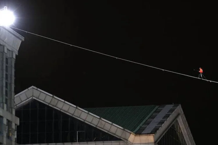 Nik Wallenda: primeira travessia foi de 138 metros, chegando a uma altura de 206 metros; a segunda foi de 29 metros, a 166 metros de altura (Jim Young/Reuters)