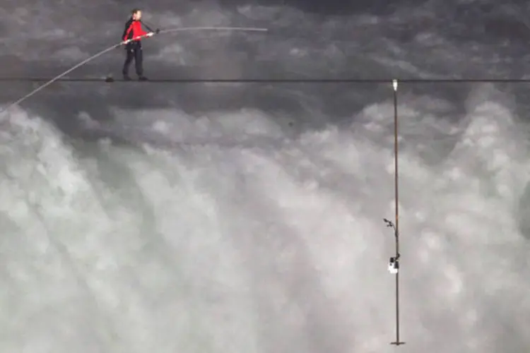 Nik Wallenda cruza cataratas do Niagára, no Canadá, em corda bamba (Getty Images)