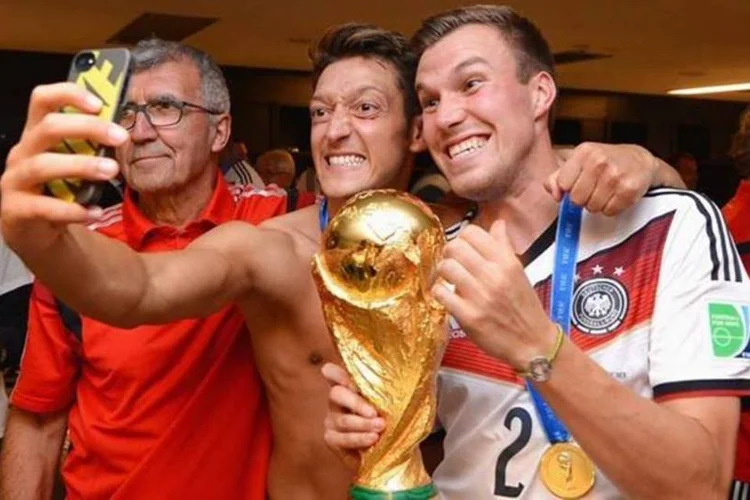 Nike: o celular, talvez, não seja de Özil e sim de Grosskreutz, atleta Nike (Reprodução/Facebook)
