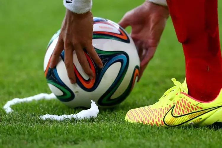 
	Jogador se prepara para bater uma falta durante partida da Copa, no Beira-Rio
 (Quinn Rooney/Getty Images)