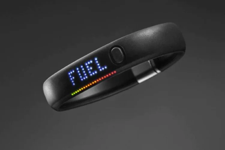 Os LEDs da Fuelband indicam o seu desempenho de acordo com os objetivos pré-definidos, utilizando as cores verde, amarela ou vermelha (Divulgação)