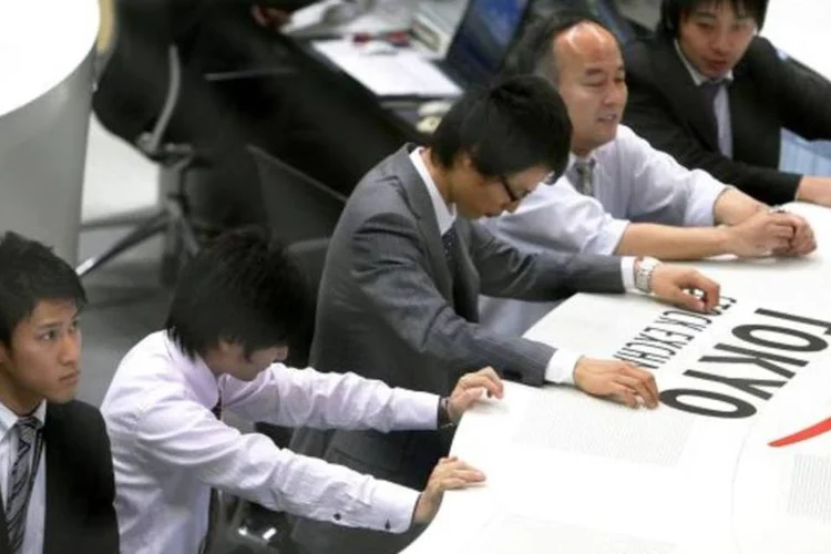 Mesmo com forte queda do iene, o que normalmente atua como fator de alta dos preços das ações, o índice Nikkei recuou (Getty Images)