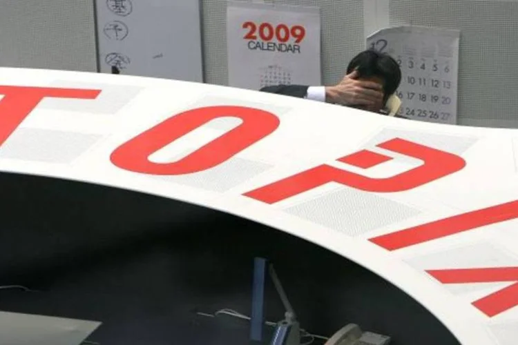 O índice Nikkei recuou 40,94 pontos, ou 0,43%, aos 9.520,89 pontos após o pequeno ganho do dia anterior (Kiyoshi Ota/Getty Images)