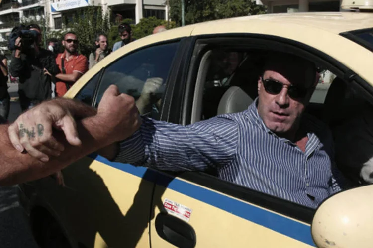 Nikos Michos saindo de corte: decisão de libertar os homens depois de uma maratona de 18 horas no tribunal levanta questões sobre a intensidade da pressão do Estado (Yorgos Karahalis/Reuters)