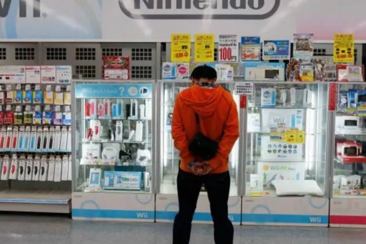 
	Homem olha produtos da Nintendo: not&iacute;cia causou alta nas a&ccedil;&otilde;es de grandes fabricantes de hardware
 (Kim Kyung-Hoon/Reuters)