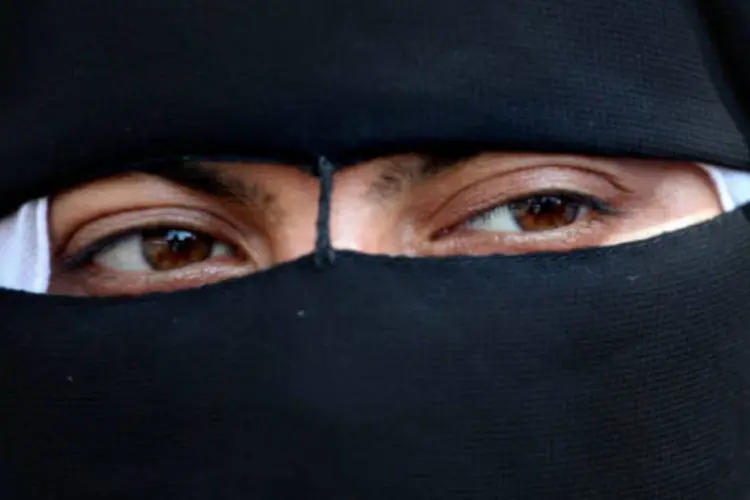 
	Mulher usando o niqab: em janeiro do passado, os jihadistas impuseram o uso obrigat&oacute;rio do&nbsp;niqab&nbsp;para as mulheres e proibiram a venda de tabaco na prov&iacute;ncia de Al Raqa
 (GALI TIBBON/AFP/Getty Images)