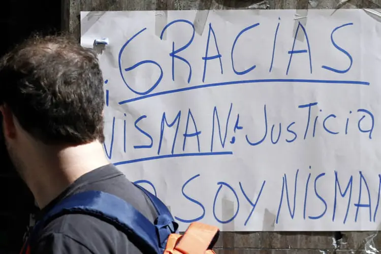 Cartaz agradecendo Nisman: 57% dos que acham que ele foi assassinado veem mão do governo por trás (Marcos Brindicci/Reuters)