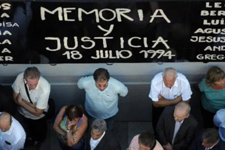 
	Grupo de pessoas reunido em 21 de janeiro diante da associa&ccedil;&atilde;o judaica AMIA de Buenos Aires, que foi alvo de um atentado em 1994: o caso era investigado pelo promotor
 (Maxi Failla/AFP)