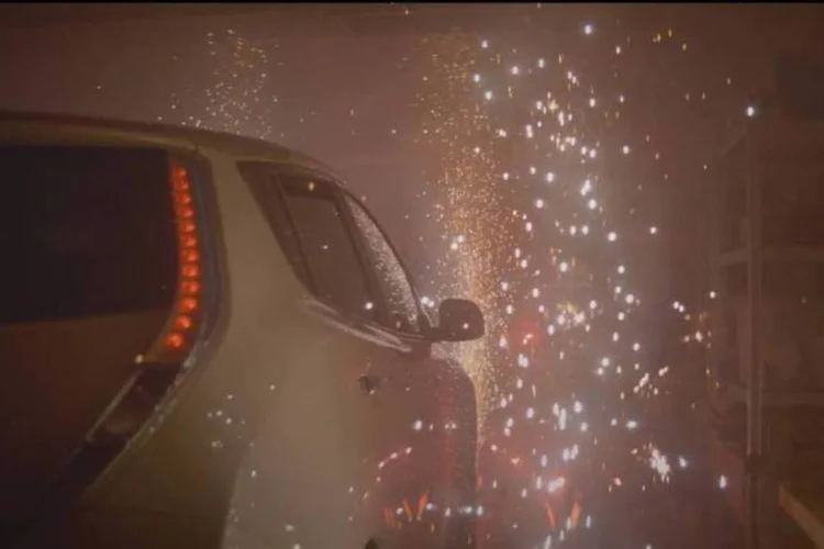 
	Campanha da Nissan: no v&iacute;deo, a marca exibe o modelo el&eacute;trico Nissan LEAF em uma garagem
 (Reprodução/Vimeo)