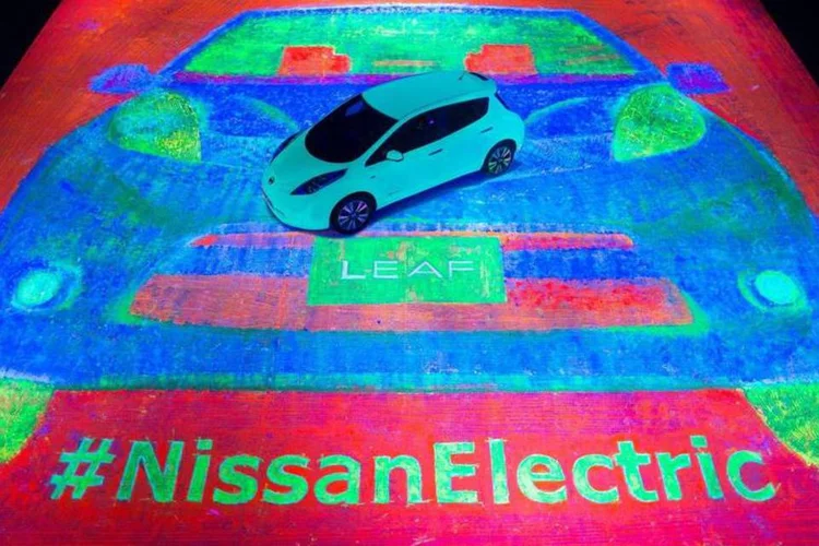 Maior pintura que brilha no escuro, uma reprodução do Nissan LEAF (Reprodução)