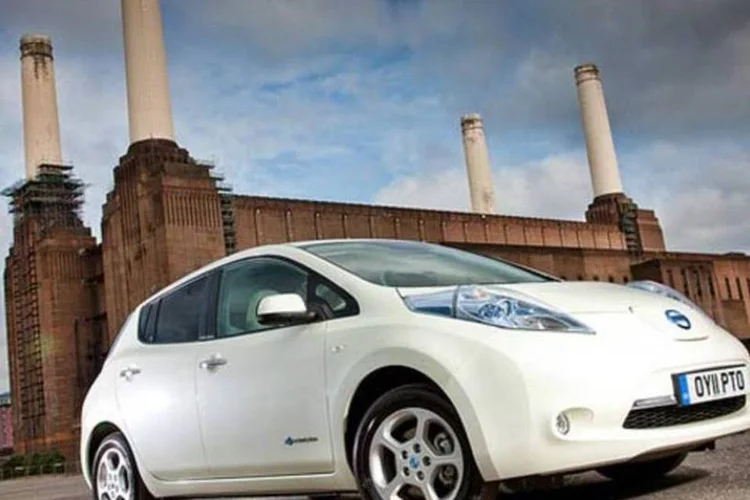 A montadora japonesa pretende comercializar quatro modelos de carro elétrico até março de 2017, incluindo o Leaf (foto), destinado ao grande público (Divulgação)