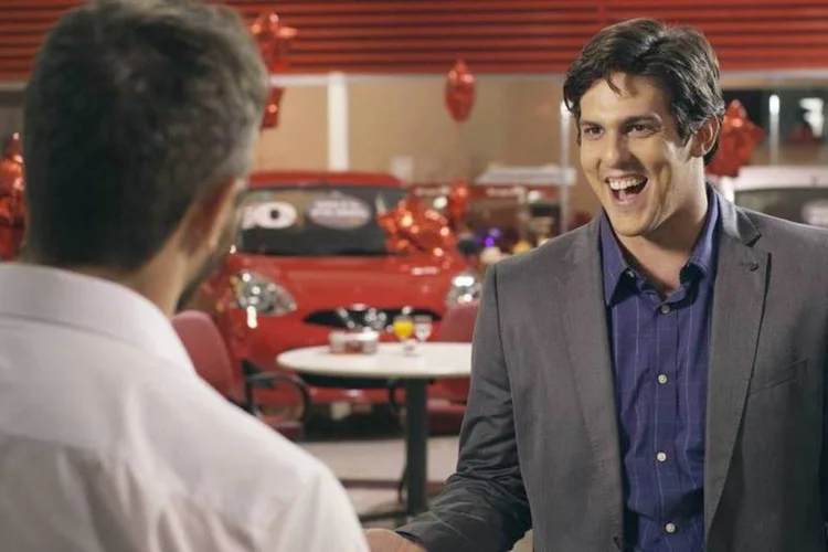 
	No filme, o ator entra em uma concession&aacute;ria Nissan, pedindo por um sedan m&eacute;dio
 (Reprodução/YouTube)