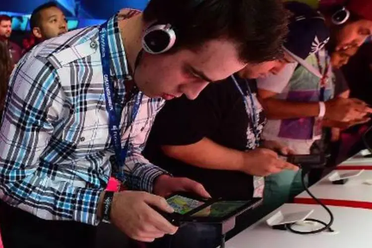 Jogadores usam console de bolso Nintendo 3Ds, durante feira de tecnologia em Los Angeles (Frederic J. Brown/AFP)