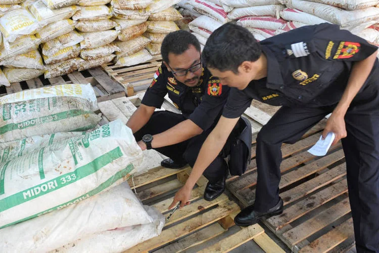 
	Contrabando: as autoridades detiveram preventivamente os seis membros da tripula&ccedil;&atilde;o do navio
 (Antara Foto/Nyoman Budhiana/Reuters)