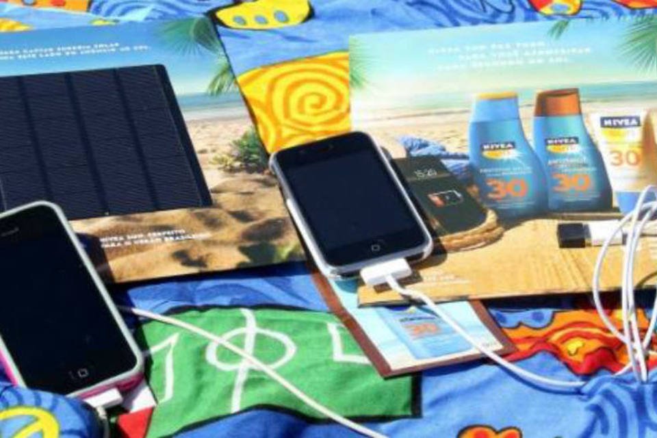 Nivea distribui carregadores solares em praias do Rio