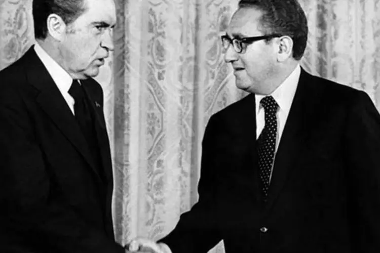 Richard Nixon (e), então presidente dos EUA,  cumprimenta Henry Kissinger: a sombra do escândalo sobre a figura de Nixon continua em alta quase duas décadas após sua morte (AFP)