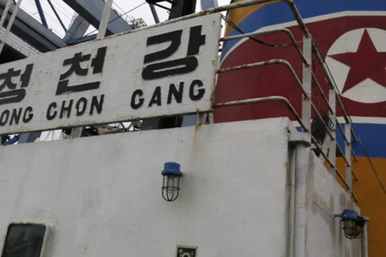 O navio "Chong Chon Gang" retido no Panamá: o cargueiro atualmente é submetido a uma minuciosa revisão, que pode durar entre oito e dez dias, segundo as autoridades panamenhas. (REUTERS/Carlos Jasso)